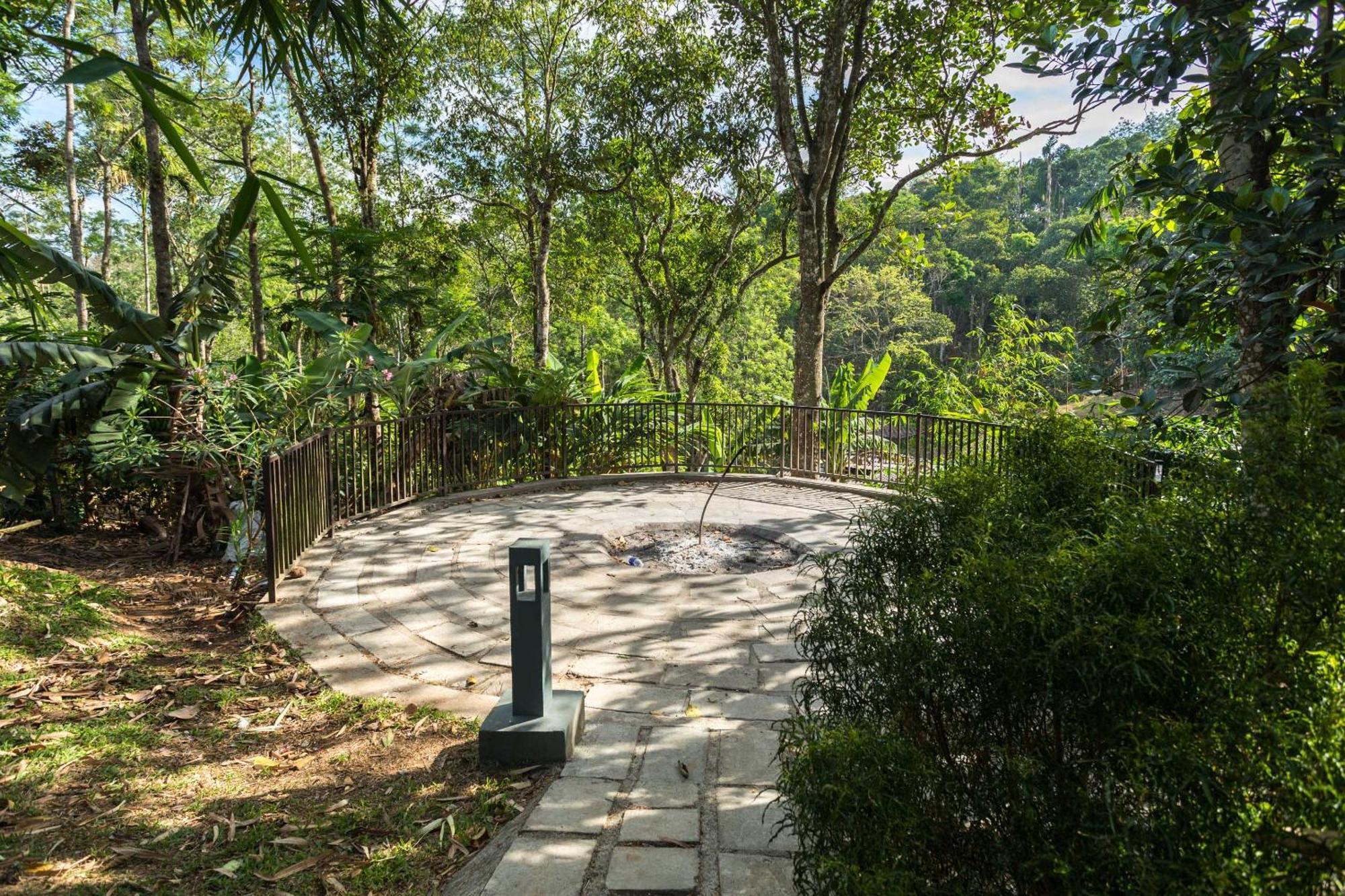 The Mountain Courtyard Thekkady Hotel Buitenkant foto